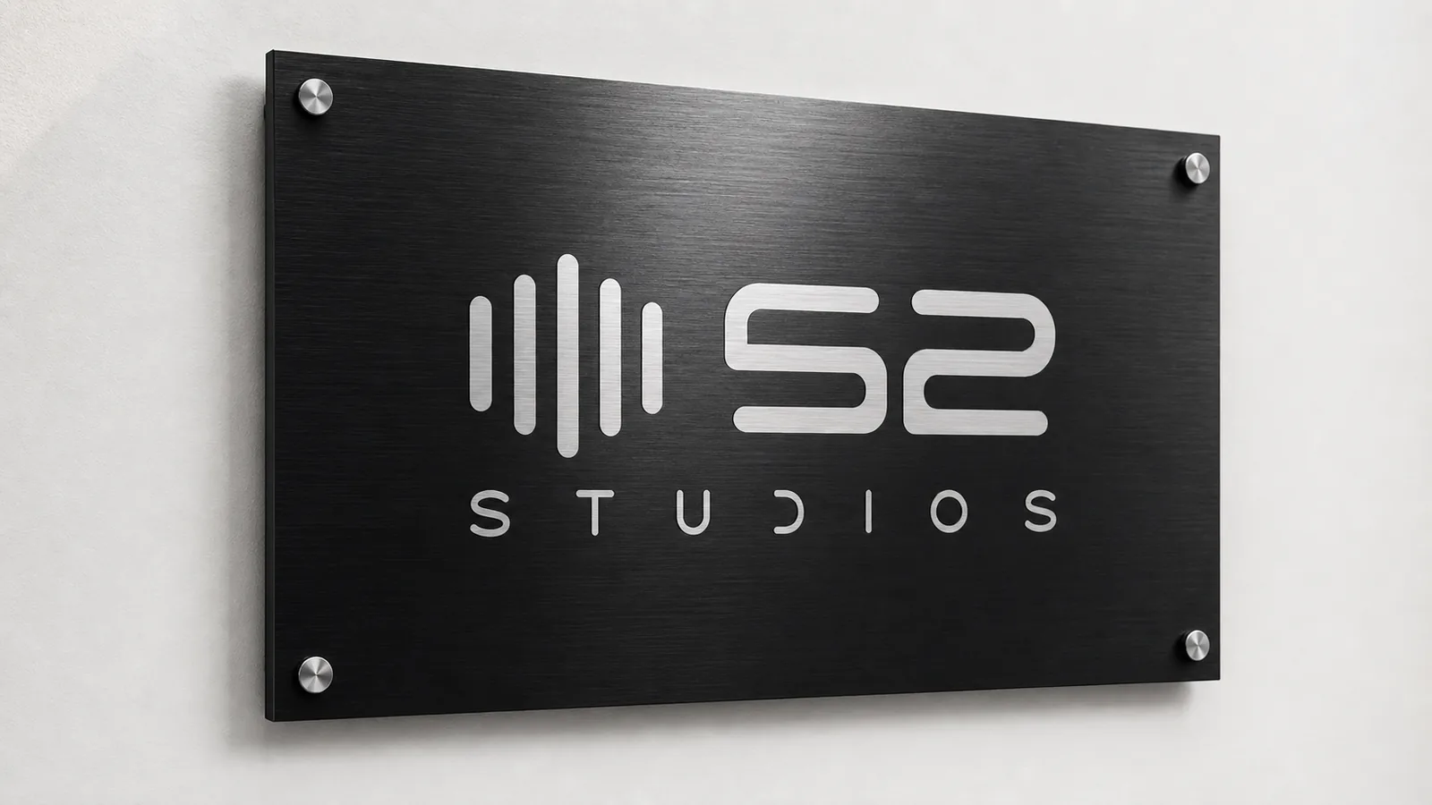 52 Studios Logo auf gebürstetem Aluminium-Schild — Audio-Waveform mit der Ziffer 52, Logo-Design von Emrach