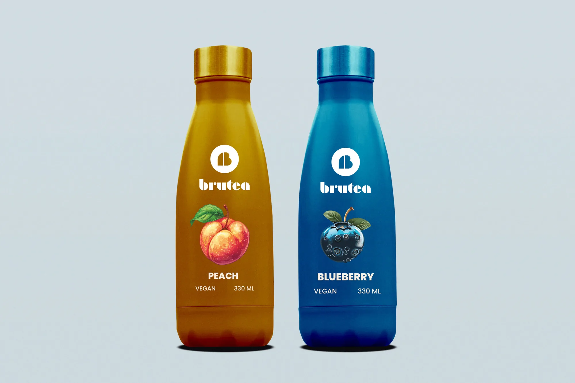 BruTea Iced Tea — Peach- und Blueberry-Sorten Side-by-Side, vegane Flaschen-Reihe, Brand & Packaging Design von Emrach aus Aachen