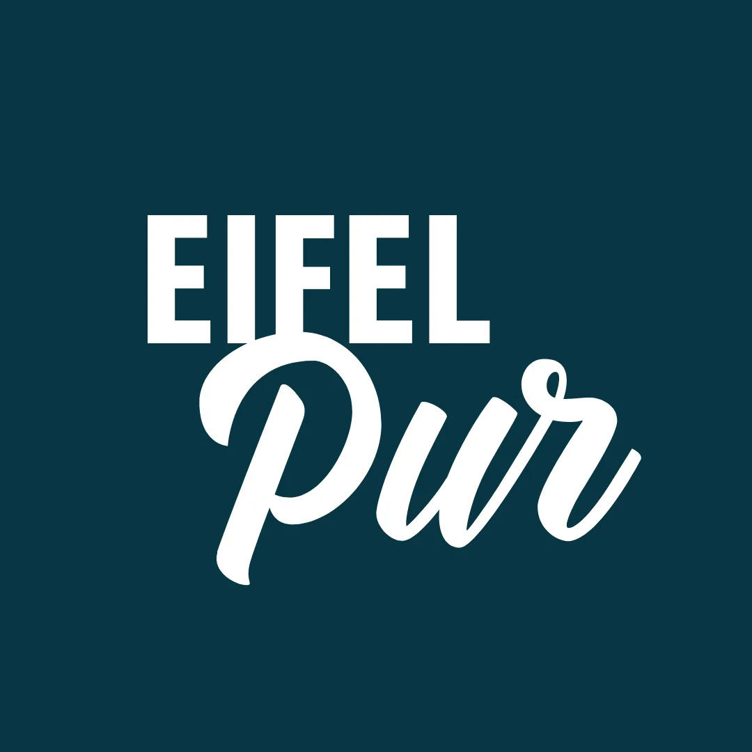 Eifel Pur Logo — Quadratisches Profilbild für Social-Media-Kanäle, weiß auf petrolblau, Design von Emrach aus Aachen