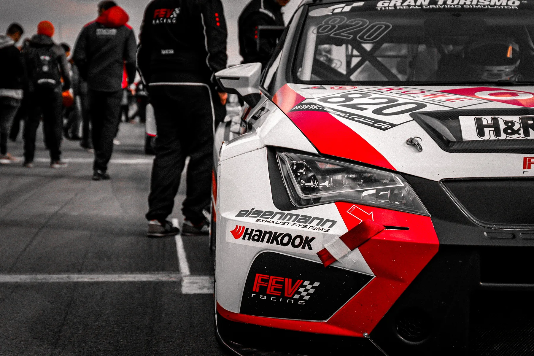 FEV Racing Seat Leon TCR mit Crew im Pit — Corporate Design von Grafikdesigner Emrach aus Aachen