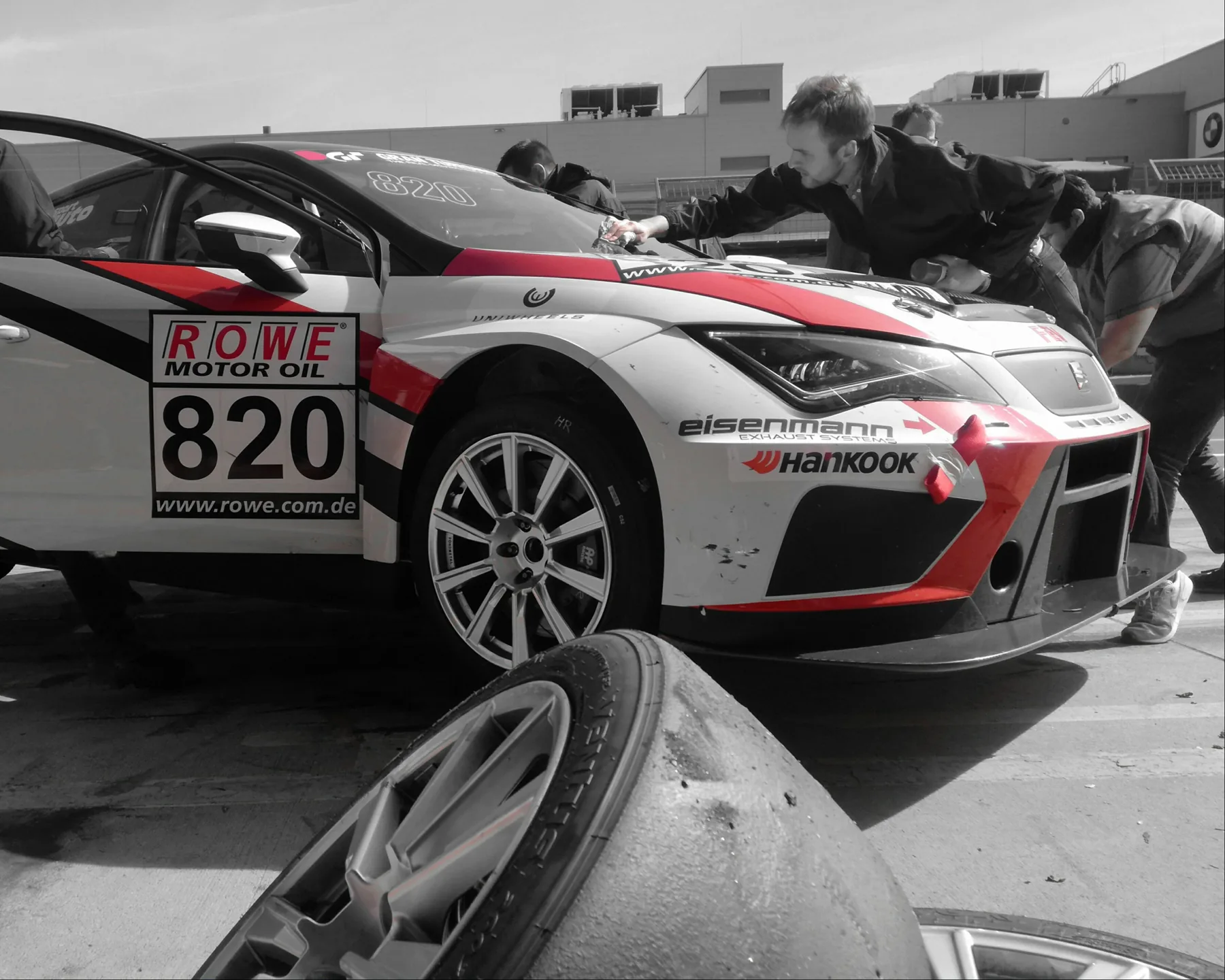 Boxenstopp — Team-Arbeit am Rennwagen — FEV Racing Case von eoglou | media design aus Aachen