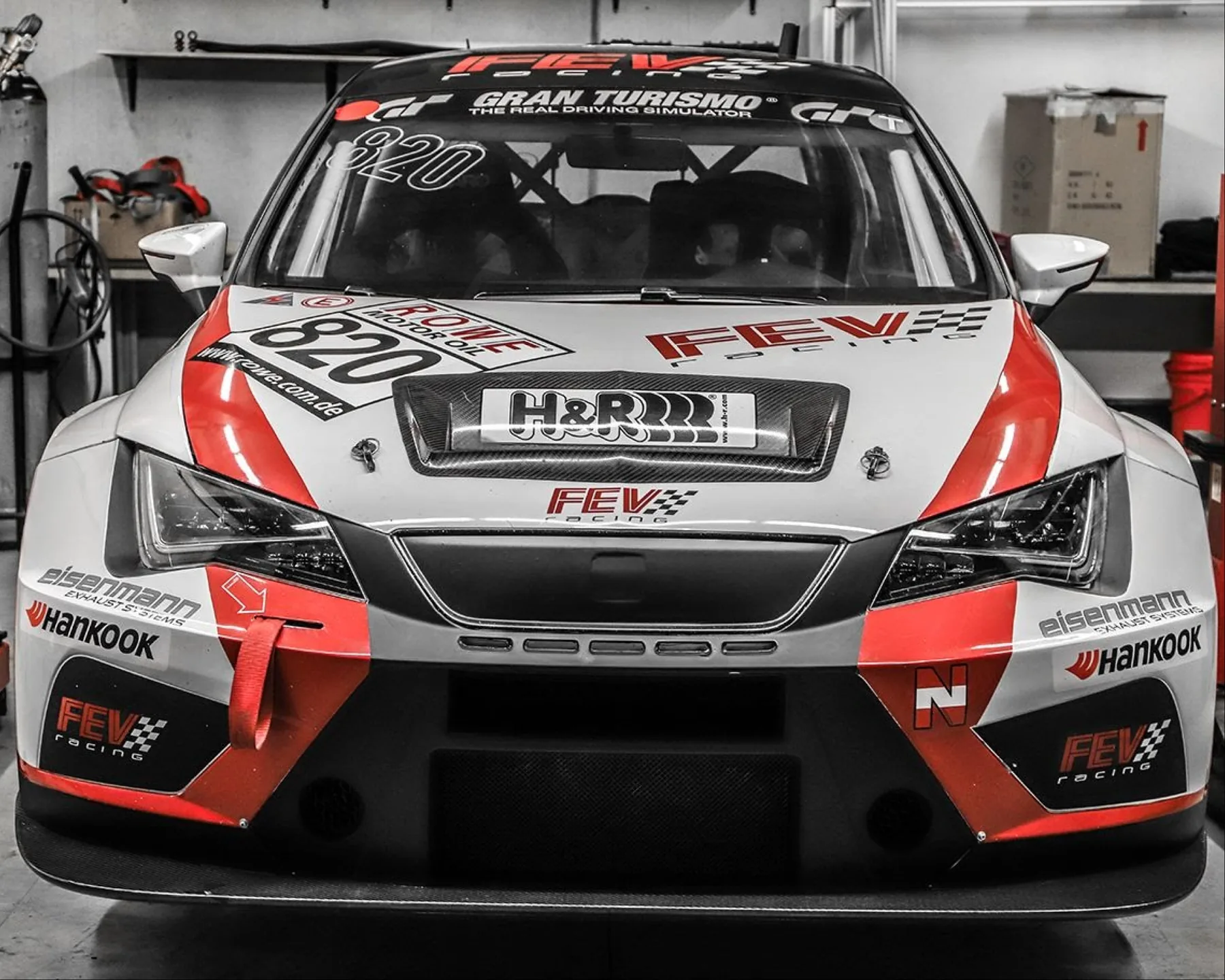 Rennwagen auf der Werkstatt-Hebebühne — Variante 2 — FEV Racing Case von eoglou | media design aus Aachen