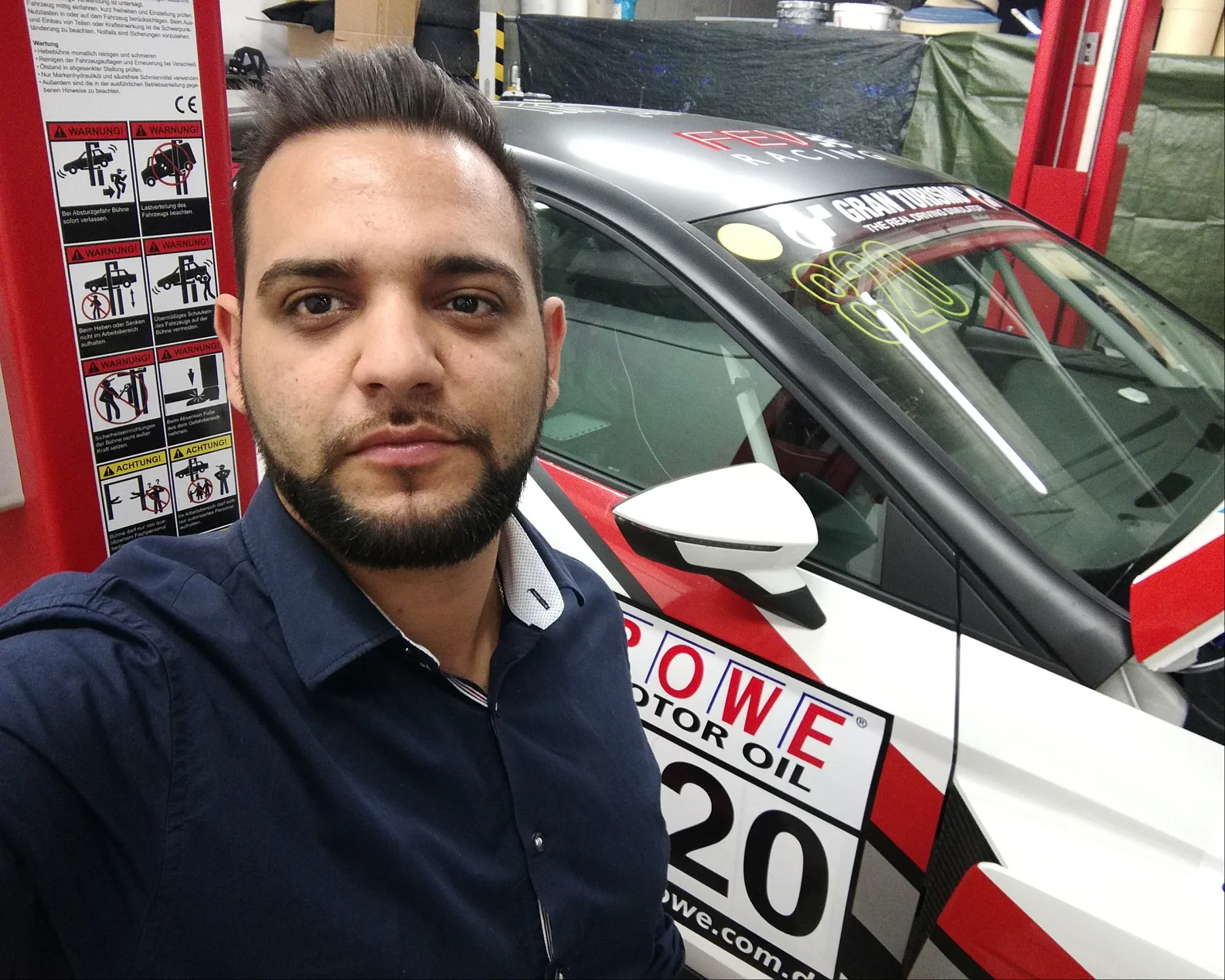 Portrait mit Rennwagen im Pit — FEV Racing Case von eoglou | media design aus Aachen