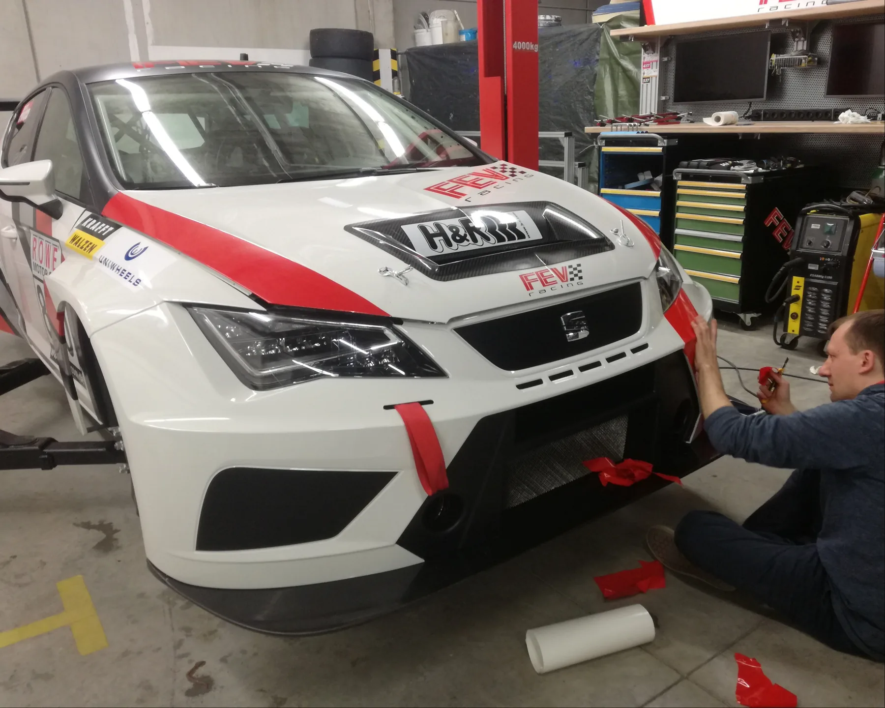 Portrait mit Rennwagen im Pit — Variante 3 — FEV Racing Case von eoglou | media design aus Aachen
