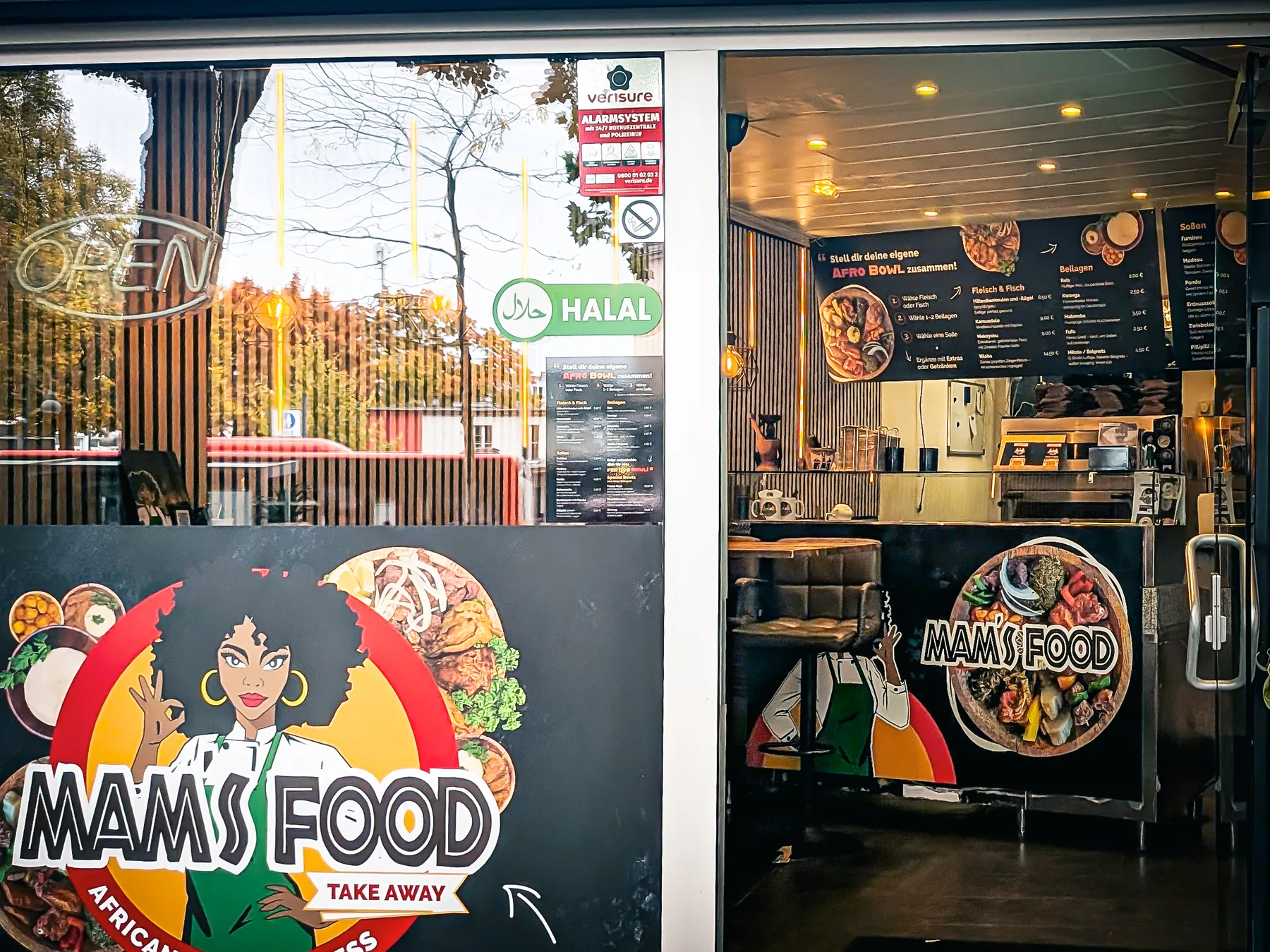 Mam's Food Innenbeschilderung — Menütafeln über der Theke, Logo auf Verkaufsfläche, Corporate Design im Einsatz, von eoglou aus Aachen