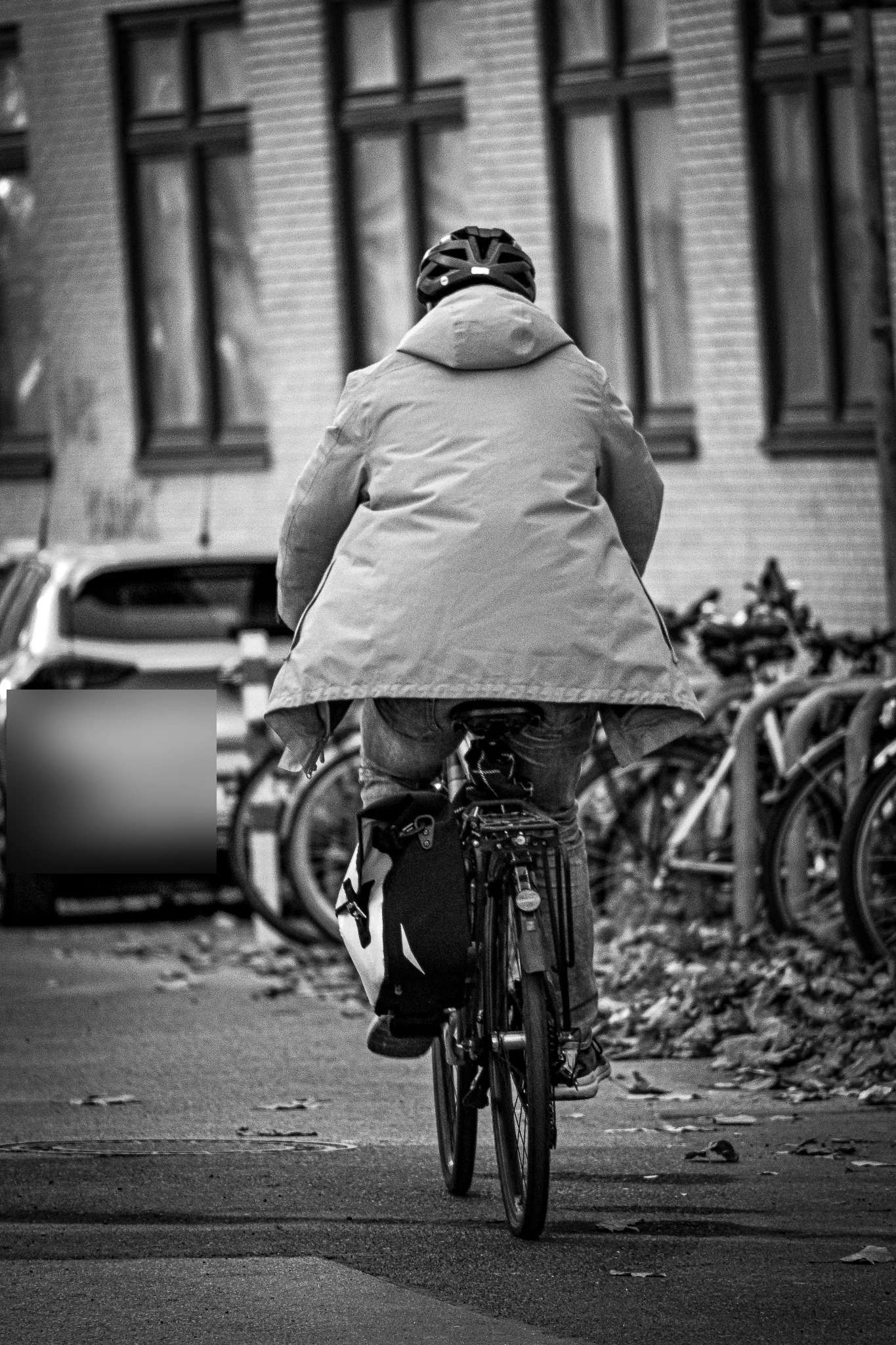 Street-Photography Aachen — Radfahrerin im Herbst, Schwarzweiß, dokumentarisch mit Nikon Z50 II, von Emrach aus Aachen