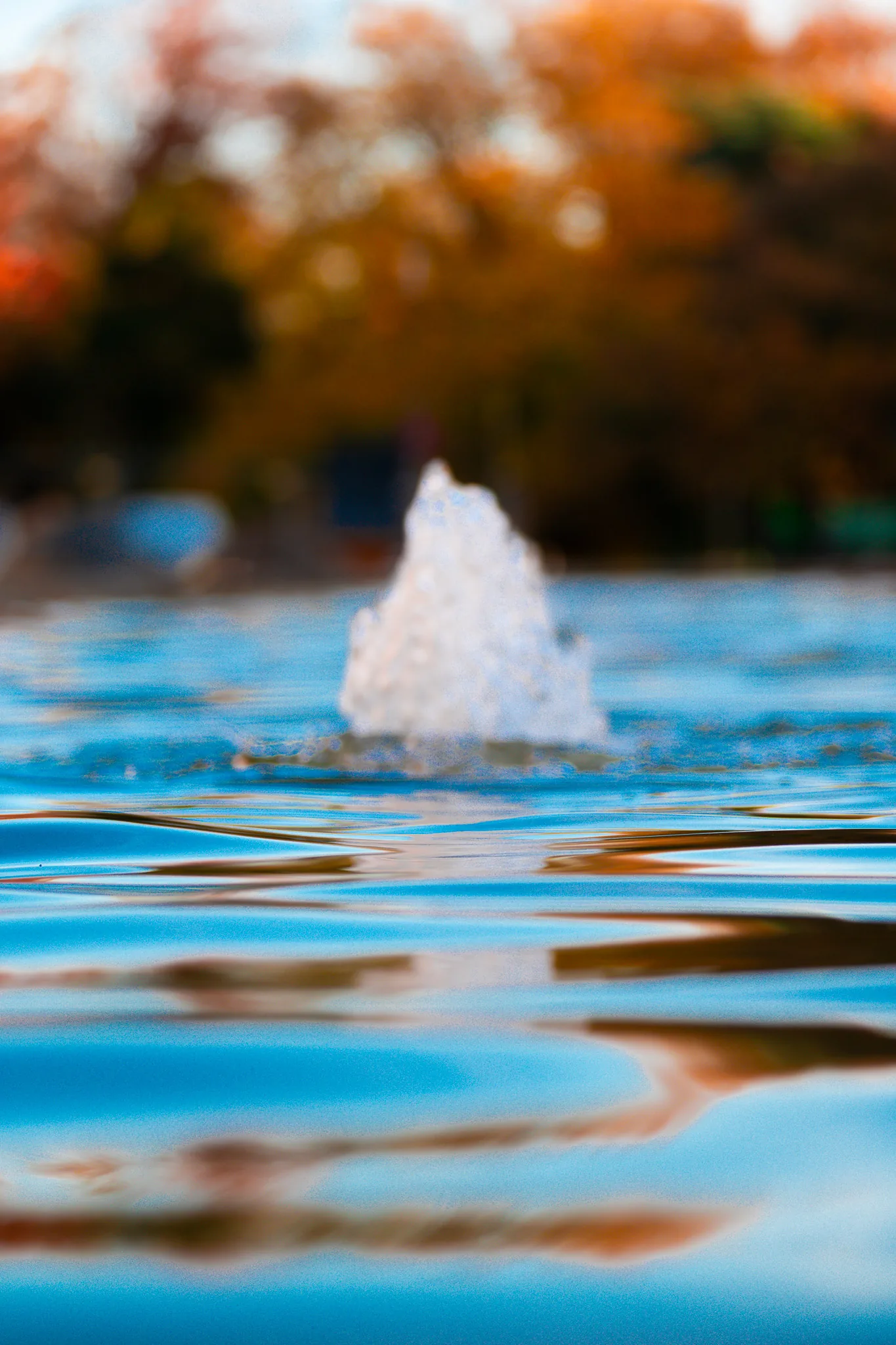 Street-Photography Aachen — Brunnen-Spritzwasser, dokumentarisch mit Nikon Z50 II, Herbst 2025, von Emrach aus Aachen