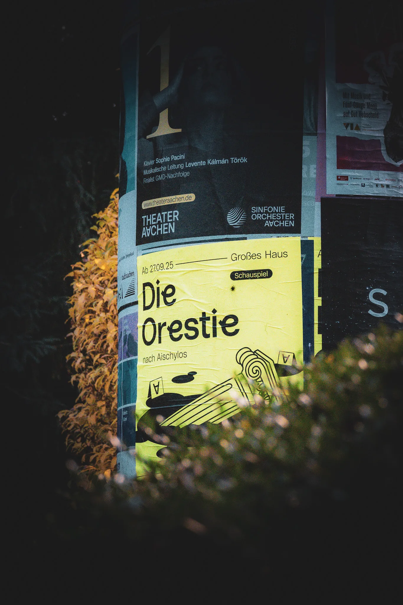 Street-Photography Aachen — Theaterplakat Die Orestie, dokumentarisch mit Nikon Z50 II, Herbst 2025, von Emrach aus Aachen